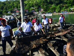 TNI AL Bersama Rakyat Angkat Bangkai Kapal di Muaro