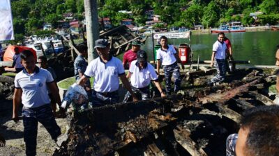 TNI AL Bersama Rakyat Angkat Bangkai Kapal di Muaro