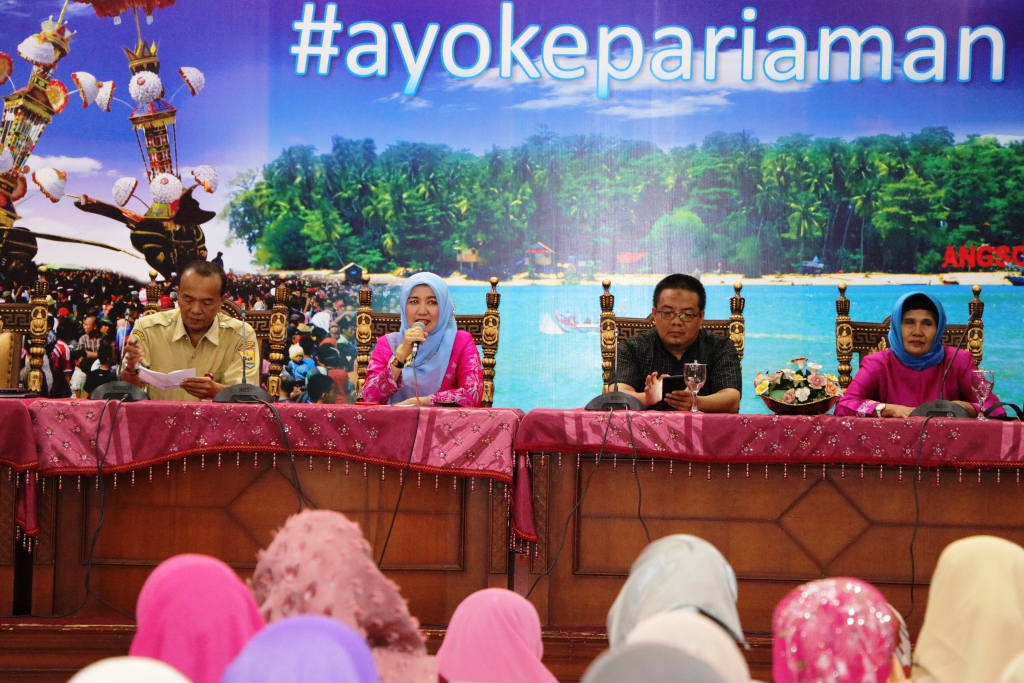 Ketua HIMPAUDI yang merupakan Bunda PAUD-nya Kota Pariaman, Ny. Lucy Genius berlaku sebagai narasumber pada kegiatan seminar PARENTING Nasional tingkat Kota Pariaman, di Aula Balaikota Pariaman, Sumatera Barat (Sumbar), Selasa (17/7/2018). Photo : Rezki Pratama Jiwa.
