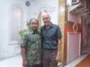 Pakar Universitas Negeri Padang (UNP), Rusnardi, Ph, D. Eng (kiri) saat berfoto bersama dengan Prof Andrew dari University Wellington. Foto : Dok Facebook