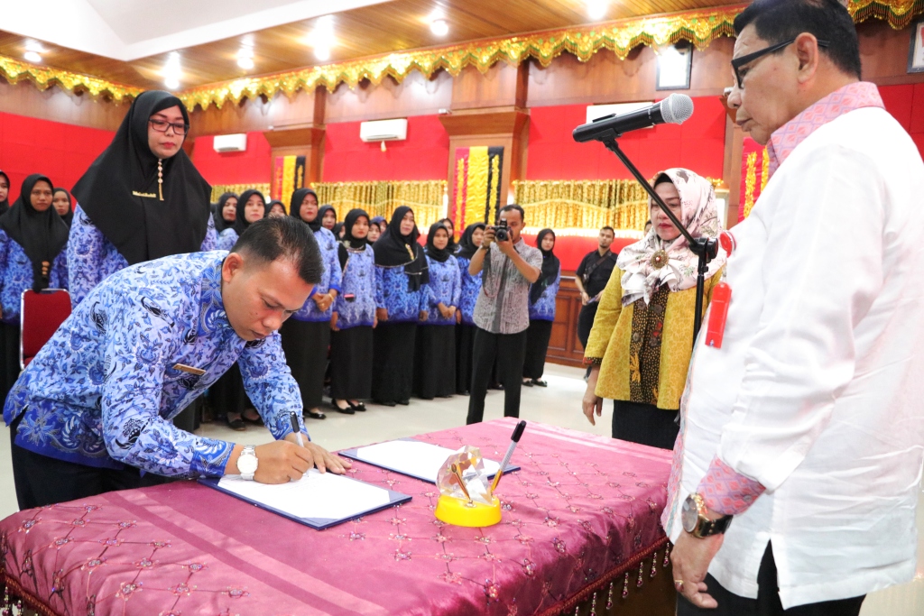 Pelantikan 59 CPNS Kota Pariaman dari honorer Kementerian di Aula Balaikota Pariaman, Kamis 19 Juli 2018. Foto : Rizki Pratama