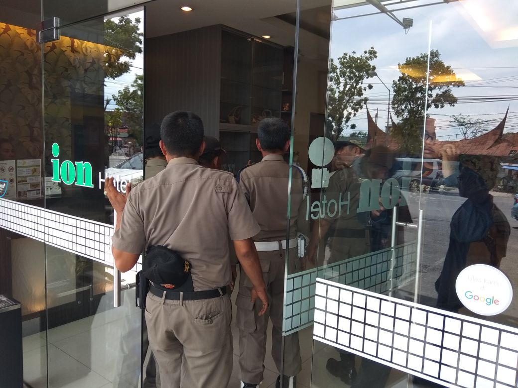 Petugas Satpol PP Sumbar ketika menggerebek oknum dosen berduaan dengan oknum ASN di salah satu hotel di Padang. Foto : Istimewa