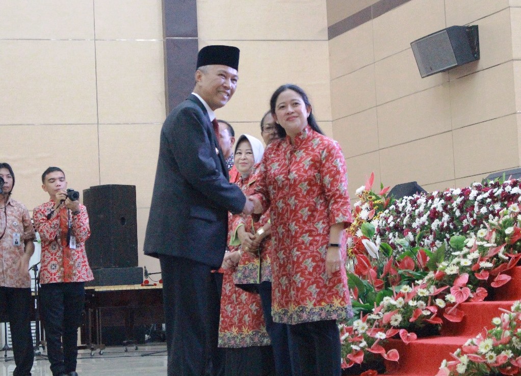 Bupati Tanah Datar Irdinansyah Tarmizi menerima Penghargaan Manggala Karya Kencana dari Menteri Koordinator Pembangunan Manusia dan Kebudayaan (PMK) Puan Maharani pada peringatan Hari Keluarga Nasional (Harganas) XXV di Manado Sulawesi Utara, Jumat 6 Juli 2018