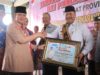 Walikota Solok Zul Elfian menerima Anugerah Ayah-BUnda GenRE (ABG) yang diserahkan langsung oleh Wakil Gubernur Sumatera Barat Nasrul Abit di Camping Ground Kandih, Sawahlunto, Kamis 30 Agustus 2018. Foto : Fernandez