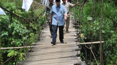 Sepanjang 2,2 Kilometer Jalan Di Batu Busuk Masih Sulit Dilewati