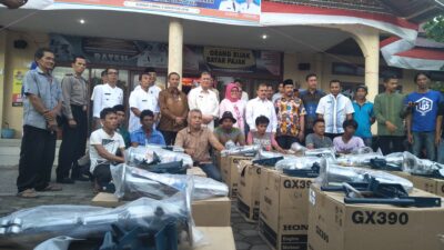Pemprov Serahkan 19 Unit Mesin Long Tail Untuk Nelayan PadangPariaman