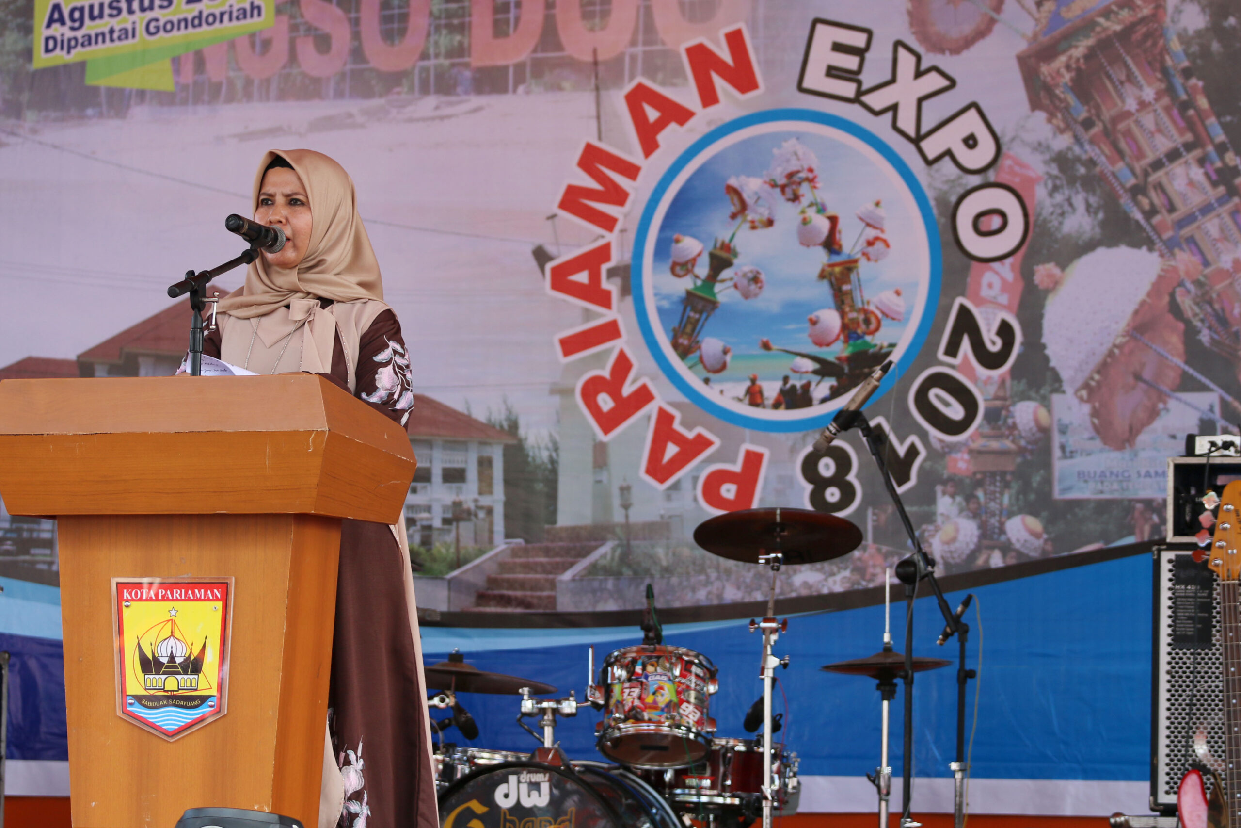 Kadis Perindagkop dan UKM Gusniyeti Zaunit memberikan sambutan selaku Ketua Panitia pada Pariaman Expo 2018 di Pantai Gondoriah, Kota Pariaman, Minggu 12 Agustus 2018. Foto : Rizki Pratama