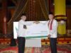 Direktur Utama Bank Mandiri Syariah Pusat Toni Eb Subari memberikan bantuan CSR sebesar Rp 150 juta kepada Bupati Tanah Datar Irdinansyah Tarmizi untuk pembangunan Surau di kawasan Istano Basa Pagaruyung, Batusangkar, Kabupaten Tanah Datar, Sabtu 11 Agustus 2018. Foto : Rehan