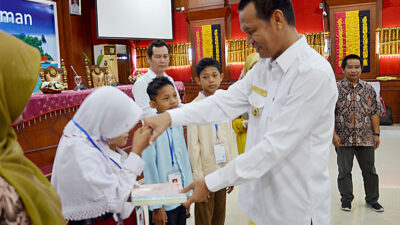 KIP Salurkan 2800 Buku Tulis Bagi Siswa SD di Pariaman