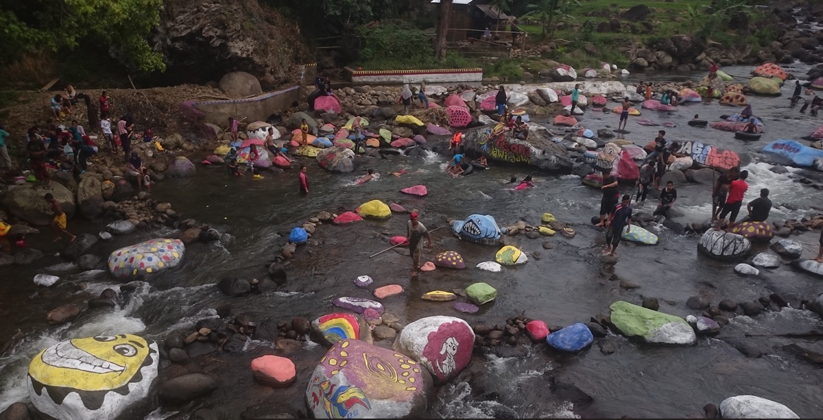 Penampakan destinasi Sungai Warna-warni di Nagari Jawi-Jawi, Kecamatan Gunung Talang, Kabupaten Solok. Foto : Fernandez