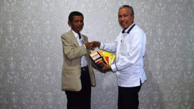 Wartawan Senior Tanah Datar, Serahkan Karya Buku Tentang Adat Kepada Bupati Irdinansyah