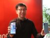 Steven Shi, Head of Xiaomi South Pacific Region, Xiaomi Indonesia Country Manager, memperlihatkan perangkat Android One generasi terbaru dari Xiaomi, Mi A2 dan Mi A2 Lite, pada acara peluncurannya di Indonesia, Kamis 20 September 2018. Foto : Istimewa