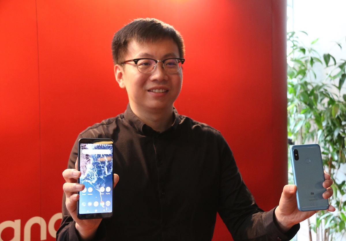 Steven Shi, Head of Xiaomi South Pacific Region, Xiaomi Indonesia Country Manager, memperlihatkan perangkat Android One generasi terbaru dari Xiaomi, Mi A2 dan Mi A2 Lite, pada acara peluncurannya di Indonesia, Kamis 20 September 2018. Foto : Istimewa