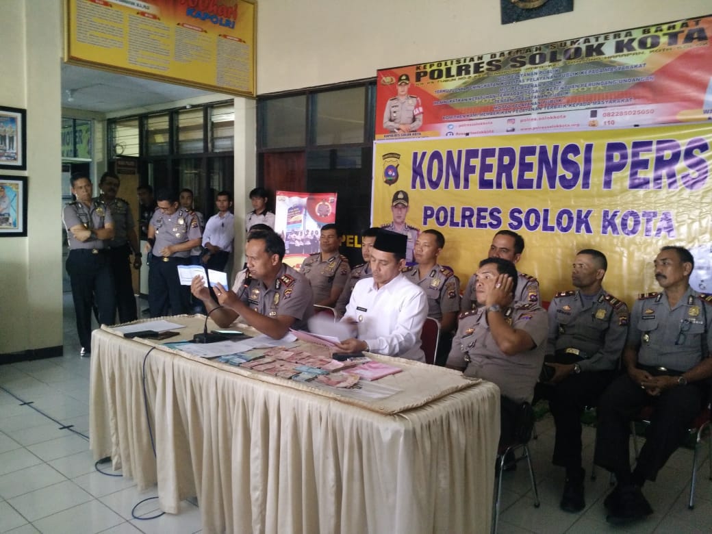 Konferensi pers Polres Solok Kota terkait Operasi Tangkap Tangan (OTT) Kepala Sekolah SMK N 2 Kota Solok, Rabu 5 September 2018. Foto : Fernandez