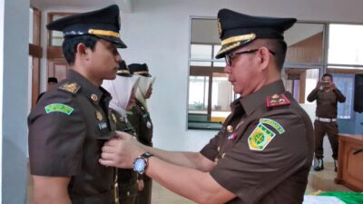 Kajari Lantik Ridwan Sebagai Kasi Pidum Kejari Solok yang Baru