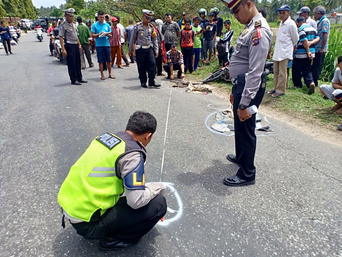 Pihak kepolisian tengah melakukan olah TKP di lokasi kecelakaan tersebut. Foto : Fernandez