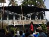 Ketika warga dan petugas pemadam kebakaran di lokasi kejadian/Fernandez