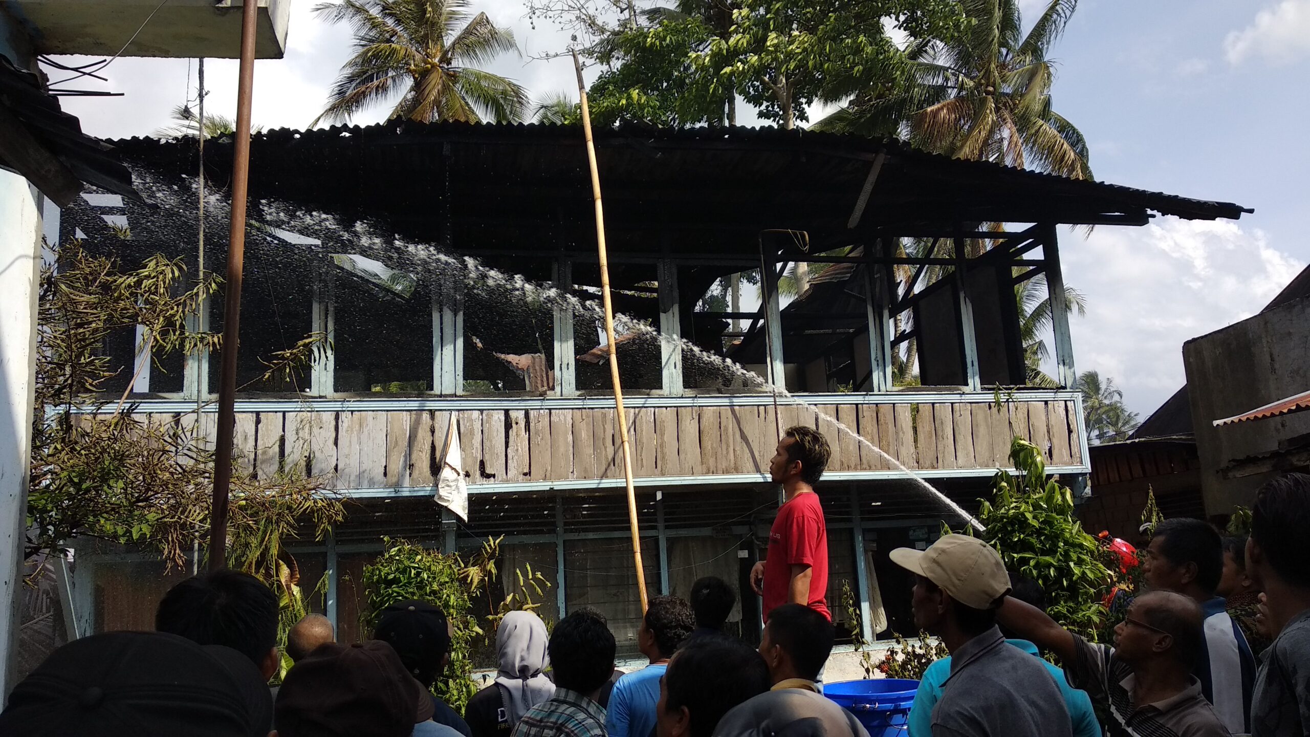 Ketika warga dan petugas pemadam kebakaran di lokasi kejadian/Fernandez
