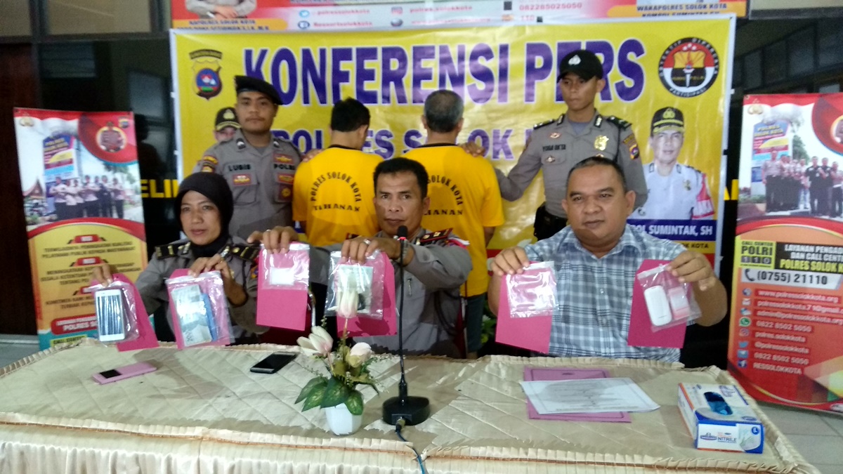 Konferensi pers penangkapan bandar narkoba jenis Sabu oleh Polres Solok Kota, Jumat 21 September 2018. Foto : Fernandez