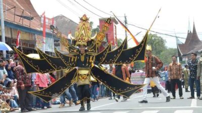 Peringati HUT RI Ke-73, Ribuan Warga Padati Pawai Alegoris Tanah Datar