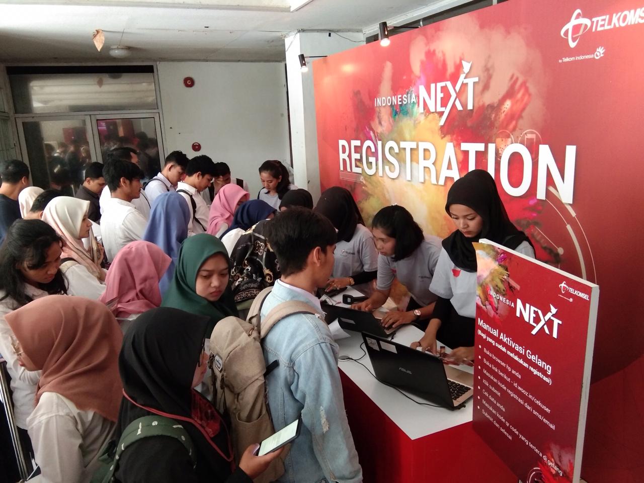 Antusias mahasiswa dari berbagai jurusan dan jenjang pendidikan perguruan tinggi di wilayah Sumatera Barat melakukan registrasi kehadiran di IndonesiaNEXT 2018