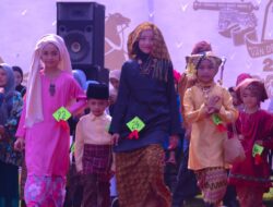 Fashion Show Pakaian Minang Saisuak Hebohkan Pasar Van Der Capellen