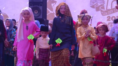 Fashion Show Pakaian Minang Saisuak Hebohkan Pasar Van Der Capellen