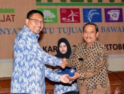 Bupati Sijunjung Terima Dua Penghargaan Lingkungan Sekaligus