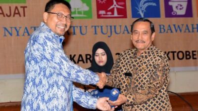 Bupati Sijunjung Terima Dua Penghargaan Lingkungan Sekaligus
