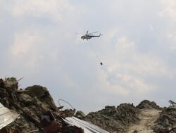 Heli MI-8 Lakukan Water-Bombing Wilayah Terdampak Likuifaksi Sulteng
