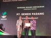 Menteri Sosial Agus Gumiwang Kartasasmita (tengah) didampingi Ketua Umum Forum CSR Kesejahteraan Sosial (Kesos), Gusti Kanjeng Ratu Mangkubumi (kiri) menyerahkan penghargaan Padmamitra 2018 untuk Kategori Bidang Kemiskinan kepada Dirut PT Semen Padang Yosviandri (kanan) di Jakarta, Kamis (25/10/2018). Foto : Istimewa