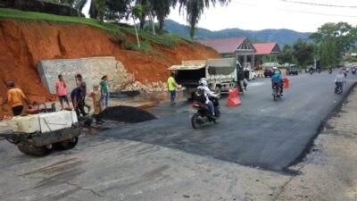 Jalur TdS Retak Depan Kantor Bupati Sijunjung Sudah Diperbaiki