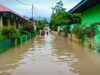 Banjir merendam rumah warga di Kecamatan Kubung, Kabupaten, Minggu 4 November 2018. Foto : Fernandez