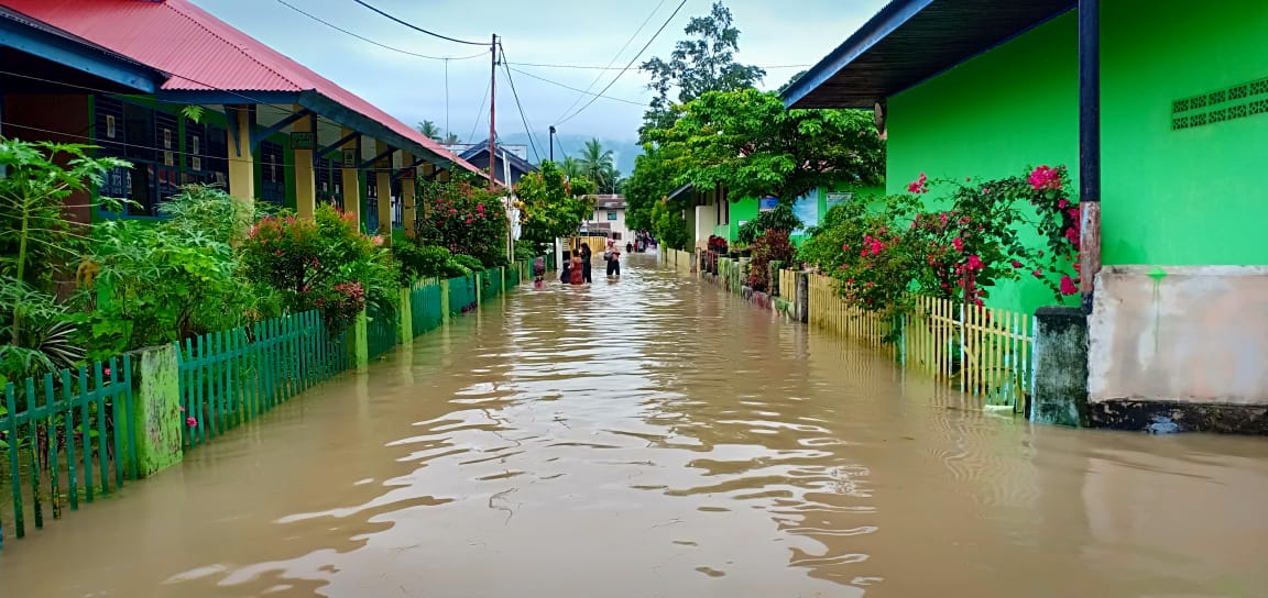 Banjir merendam rumah warga di Kecamatan Kubung, Kabupaten, Minggu 4 November 2018. Foto : Fernandez