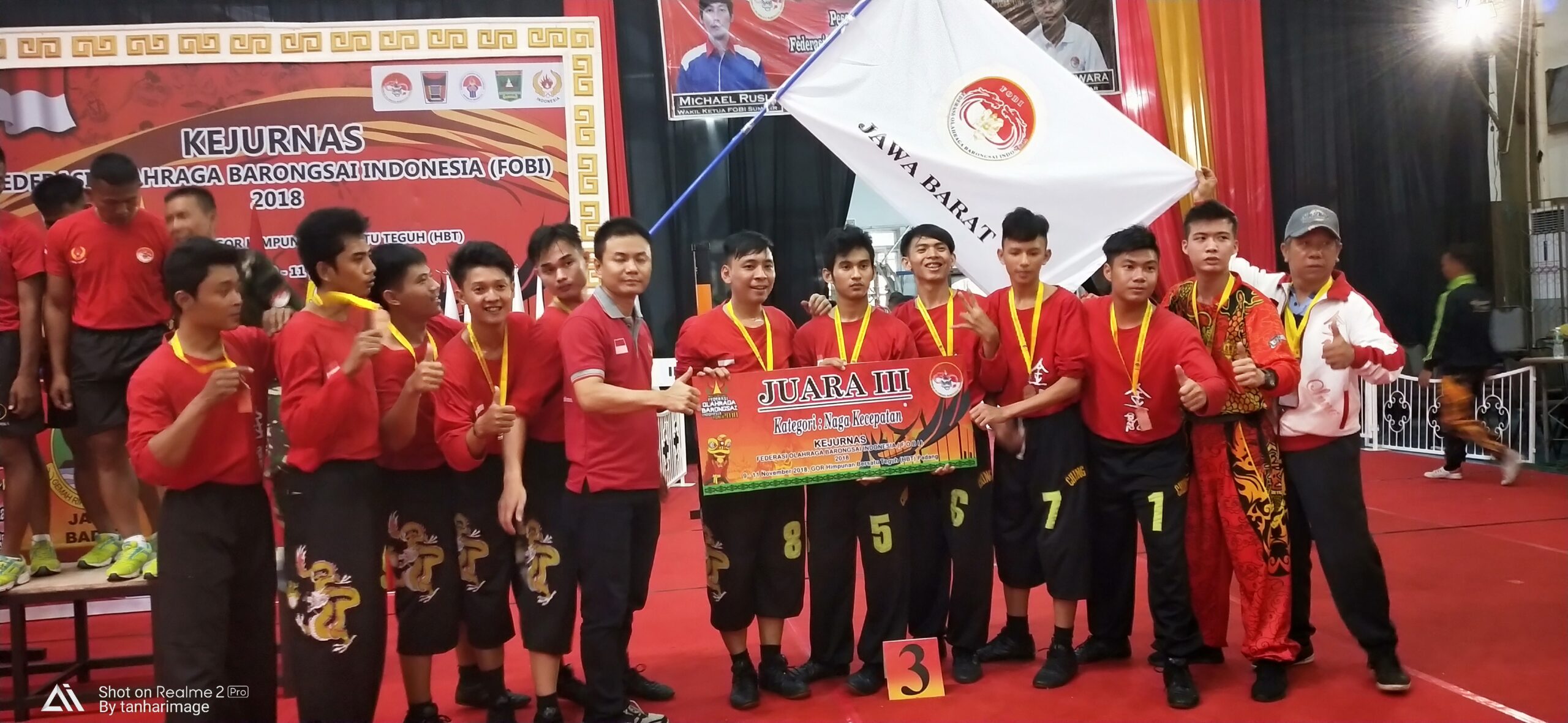 Ketua Pengprov FOBI Sumbar, Iswanto Kwara bersama tim Jawa Barat usai menyerahkan hadiah