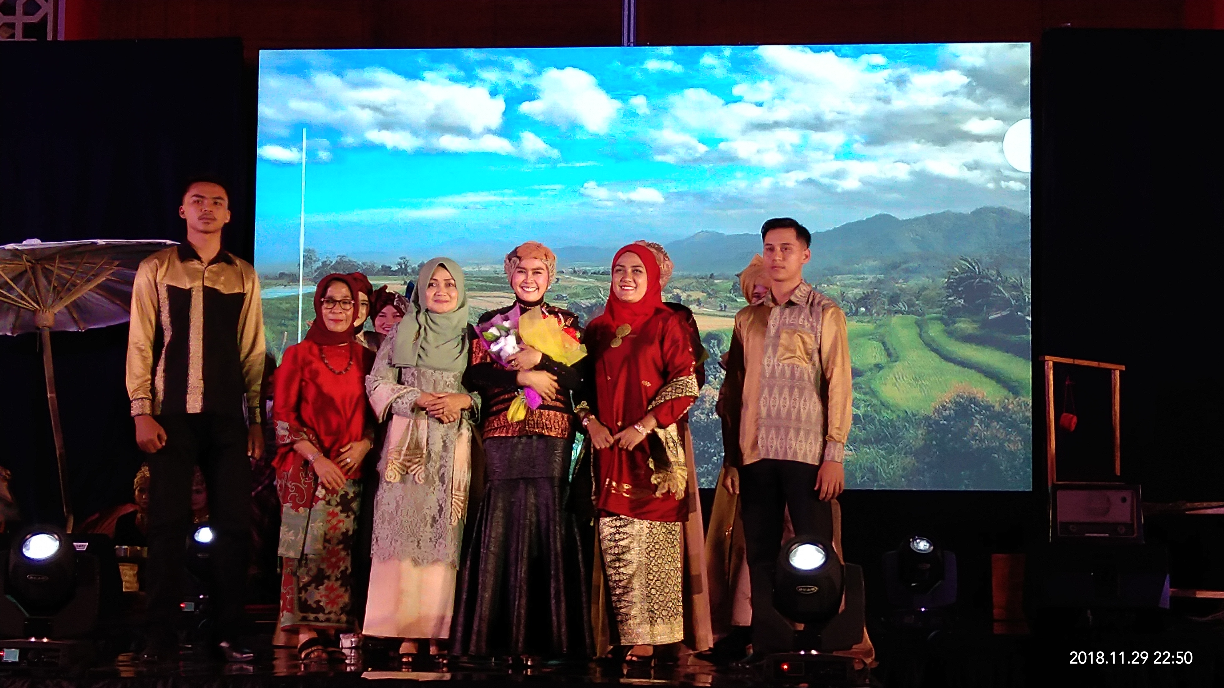 Riza Rizano diapit Ketua Dekranasda Tanah Datar Emi Irdinansyah, Ketua GOW Tanah Datar Retri Zuldafri, dan para model Sun Summit usai karyanya ditampilkan.