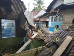 Sebuah Rumah di Teluk Bayur Hancur Dihantam Pohon Aren