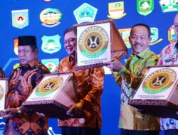 Zuldafri Darma Terima Prestasi Nasional Akhir Tahun Tentang PTU