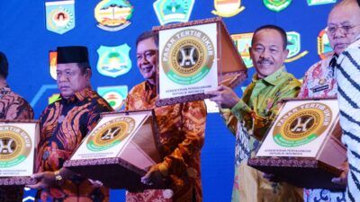 Zuldafri Darma Terima Prestasi Nasional Akhir Tahun Tentang PTU