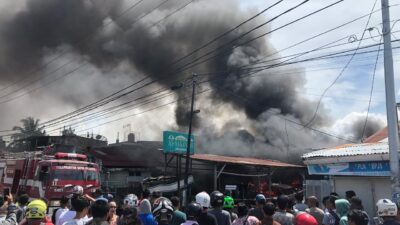 Diduga Arus Pendek, Bengkel Di Padang dan 6 Unit Mobil Ludes Terbakar