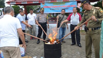 Pemkab Tanah Datar Musnahkan 19.418 KTP Invalid  