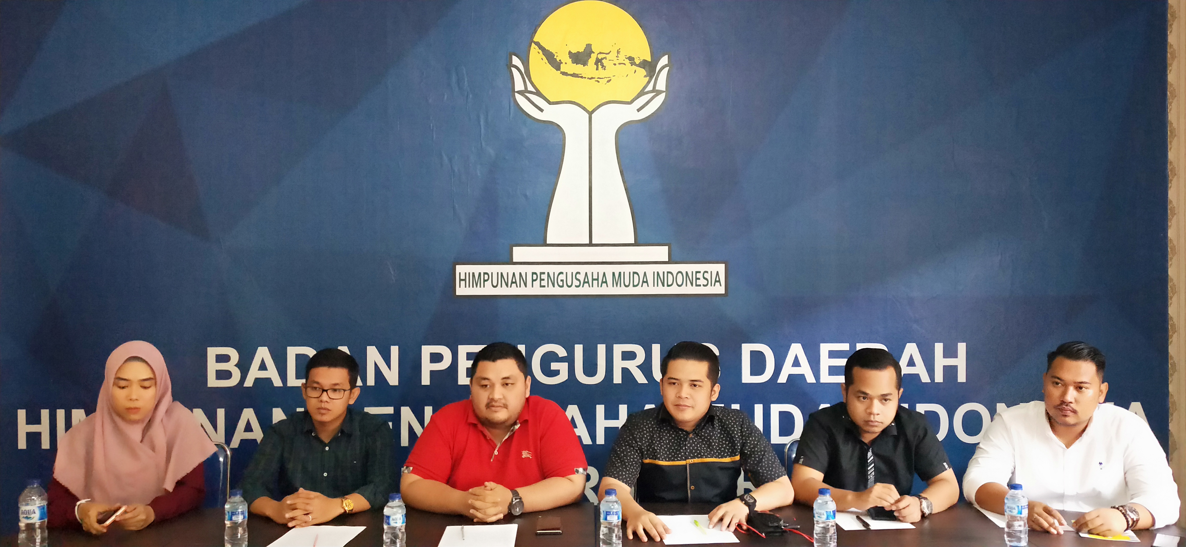 Dari kiri ke kanan, viola violita (sekretaris oc), riffandy pratama (sekretaris sc), helmi prilla aldino (sekretaris umum), iqra chissa (ketua umum), aulia fernanda (ketua oc), neiko rasaki (okk)