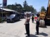 Petugas kepolisian mengatur arus lalu lintas di dekat jembatan darurat yang baru berfungsi
