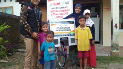 Sepeda dan Gerobak Penyambung Hidup Bantuan ACT untuk Ibu Desi
