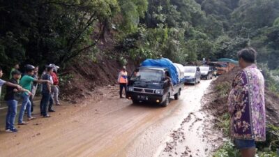 Sitinjau Lauik Longsor, Jalan Padang-Solok Sempat Terganggu