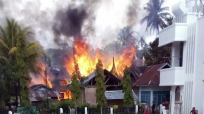 Satu Unit Rumah Gadang Dan Dua Rumah Lainnya Diamuk Sijago Merah