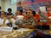 Kabid Humas Polda Sumbar memperlihatkan barang bukti narkoba yang disita dari jaringan pengedar yang baru ditangkap.
