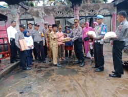 Kapolsek Tanjung Gadang Serahkan Bantuan Sembako Pada Korban Kebakaran