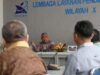 Kepala LLDIKTI Wilayah X Prof Herri, MBA saat menyerahkan SK Menristekdikti tentang Izin Penyatuan Perguruan Tinggi Swasta dan Izin Pembukaan Program Studi baru di ruang sidang lantai 2, Rabu (9/11/2018).