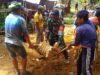 Kodim 0305/Pasaman bersama warga melakukan gotong-royong pelebaran jalan di Jorong Sigantang, Nagari Batahan, Kecamatan Ranah Batahan, Kabupaten Pasaman barat, Jum'at (18/1/19).